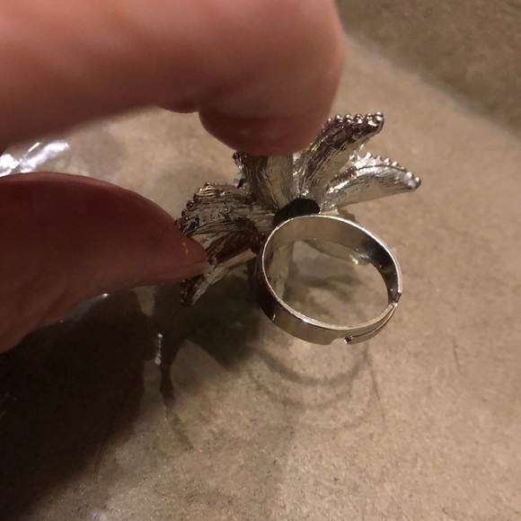 Gorgeous🥳HP🥳Colored Rhinestone Flower Ring - Picture 6 of 7